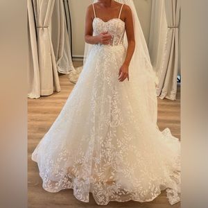 BRAND NEW: Martina Liana wedding gown and veil.